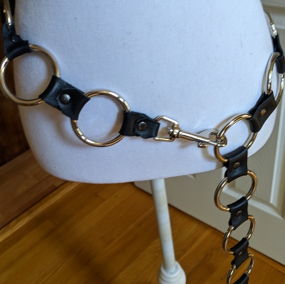 Black leather and "O" ring belt - Picture 5 of 5